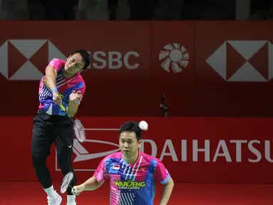 Pasangan ganda putra Indonesia, Mohammad Ahsan/Hendra Setiawan melaju mulus ke babak 16 besar turnamen bulu tangkis Indonesia Masters 2022 di Istora Gelora Bung Karno (GBK) Senayan, Jakarta, Selasa (7/6/2022). The Daddies yang mendapat dukungan penuh dari ribuan penonton yang memadati Istora menang dua game langsung atas pasangan Denmark, Jeppe Bay/Lasse Molhede. (Bola.com/Ikhwan Yanuar)