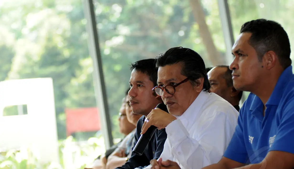 Forum Asosiasi Provinsi PSSI memberikan tanggapan seputar pembentukan tim 9 di kantor PSSI, Jakarta (5/1). Koordinator Forum Asprov PSSI, Gusti Randa (kedua dari kanan) memberikan pernyataan terkait pembentukan tim 9. (Liputan6.com/Helmi Fithriansyah)