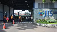 Petugas Keamanan bersiaga di gerbang Jakarta Internasional School (JIS) di Pondok Indah, Jakarta Selatan, Rabu (23/4). (ANTARA FOTO/Reno Esnir)