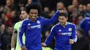 Pemain Chelsea, Willian (kiri) merayakan gol yang dicetaknya ke gawang Manchester City dalam laga putaran kelima Piala FA di Stadion Stamford Bridge, London, Minggu (21/2/2016) malam WIB. (Reuters/Toby Melville))