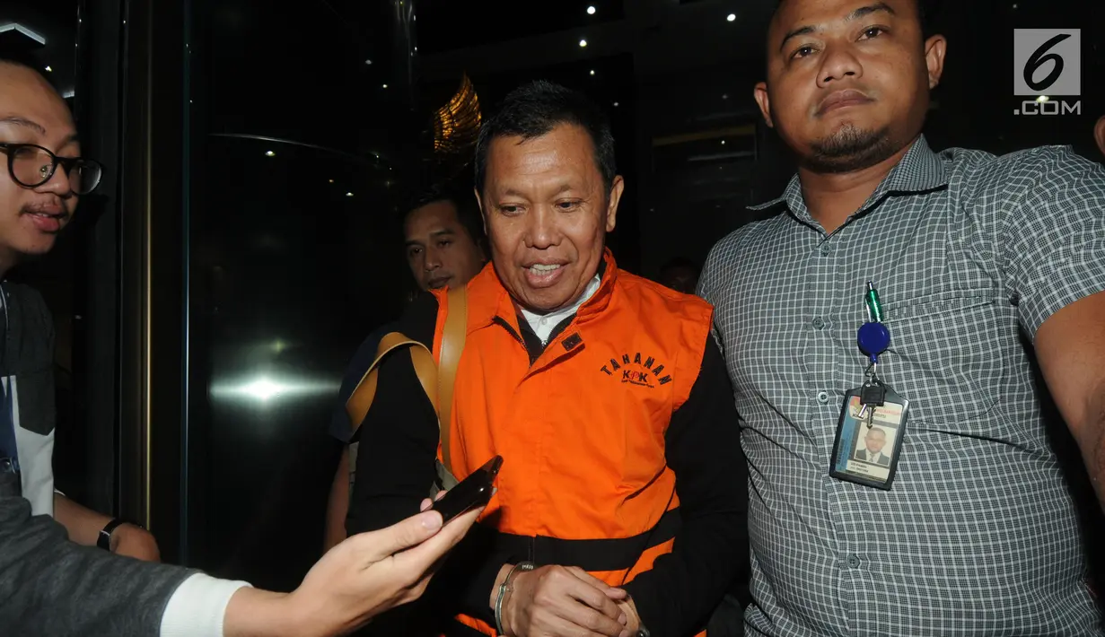 Direktur Utama PTPN III (Persero) Dolly Pulungan usai menjalani pemeriksaan di Gedung KPK, Jakarta, Rabu (4/9/2019). Dolly Pulungan resmi ditetapkan sebagai tersangka dan ditahan 20 hari ke depan terkait dugaan menerima suap pengelolaan distribusi gula di PTPN III. (merdeka.com/Dwi Narwoko)