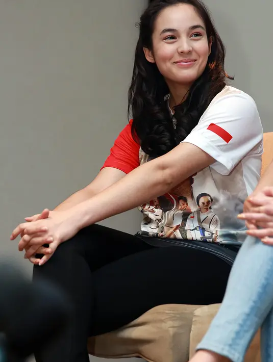 "Olahraga, ya memang cerita yang diangkat adalah kisah nyata 3 wanita yang mendedikasikan dirinya untuk bangsa dan negara. Kita harus belajar dari apa yang dikisahkan dalam film tersebut," jelas Habibie. (Deki Prayoga/Bintang.com)