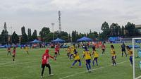 Kompetisi Liga putri Hydroplus Soccer League digelar di Lapangan Pusdikpom, Cimahi, Sabtu (25/10/2025). (Bola.com/Muhammad Faqih)