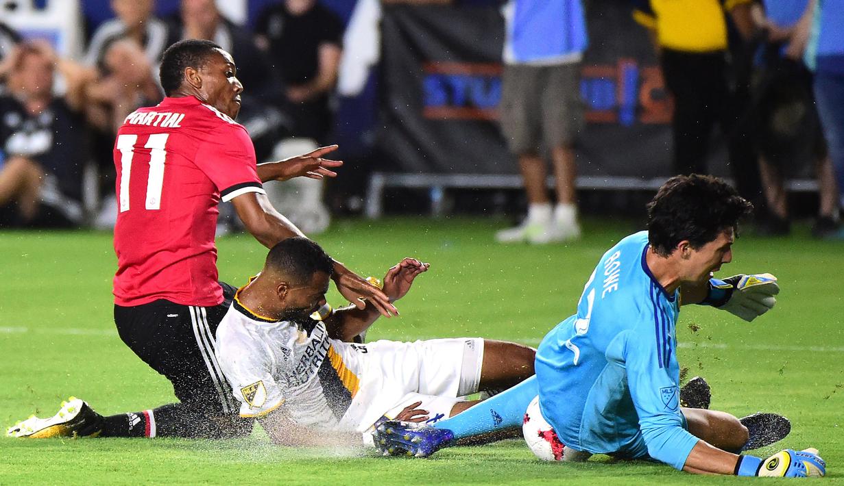 Anthony Martial (kiri) menyumbangkan satu gol saat timnya mengalahkan LA Galaxy dengan skor telak 5-2 pada laga persahabatan di Amerika Serikat. (Harry How/Getty Images/AFP)