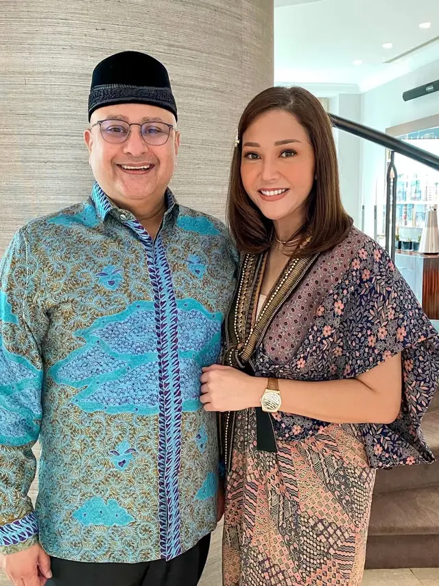 Model Batik Irwan Mussry, Tampil Elegan di Berbagai Momen