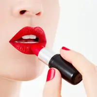 Ilustrasi pemakaian lipstik tahan lama. (via: istimewa)