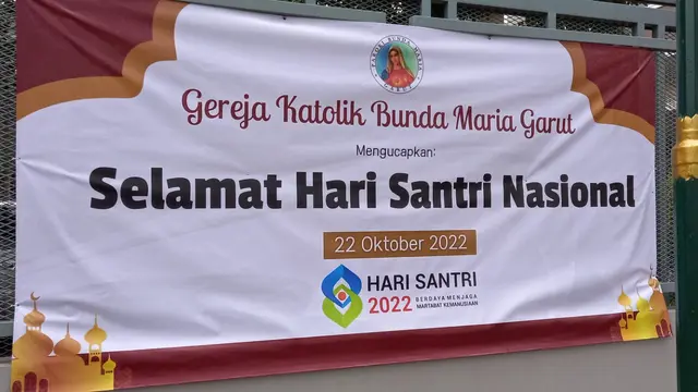 Sebuah baligo besar di jalan Bank Pakuwon, Kecamatan Garut Kota, Kabupaten Garut dari kalangan umat katolik Garut, menyampaikan ucapan Selamat Hari Santri Nasional di Garut. (Liputan6.com/Jayadi Supriadin)