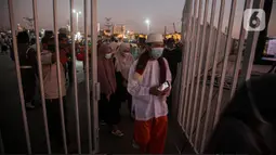 Umat muslim bersiap melaksanakan salat Idul Adha 1443 Hijriah di Jakarta International Stadium, Minggu (10/7/2022). Pemerintah menetapkan libur nasional Hari Raya Idul Adha 1443 Hijriah jatuh pada 10 Juli 2022 berdasarkan Keputusan Menteri Agama No. 668/2022 tentang Penetapan 1 Dzulhijah dan Idul Adha 1443. (Liputan6.com/Faizal Fanani)