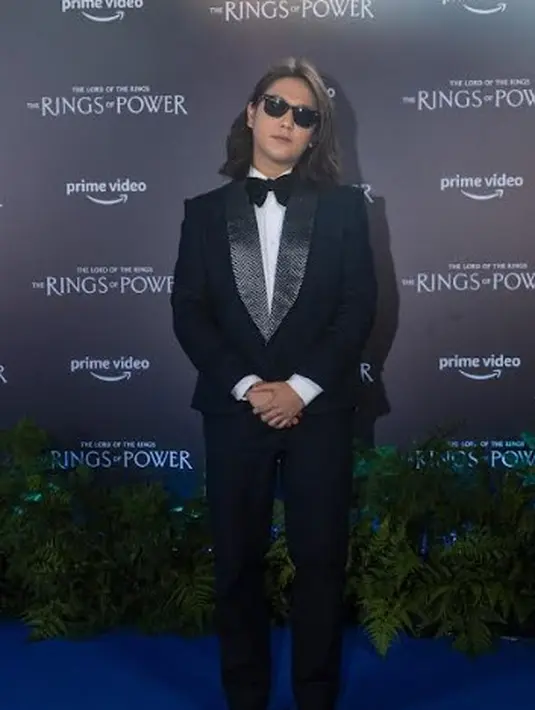 Seperti Chicco Jerikho, Iqbaal Ramadhan juga menjadi salah satu tamu undangan gala premier Lord of The Rings: The Rings of Power. Ia mengenakan kacamata hitam, jas dan celana hitam dipadu kemeja putih dan dasi kupu-kupu. (Foto: Prime Video)