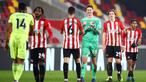 Para pemain Brentford merayakan kemenangan 1-0 atas Newcastle United usai berakhirnya laga perempatfinal Piala Liga Inggris Carabao Cup di Brentford Community Stadium, Selasa (22/12/2020). (AFP/Hannah McKay/Pool)