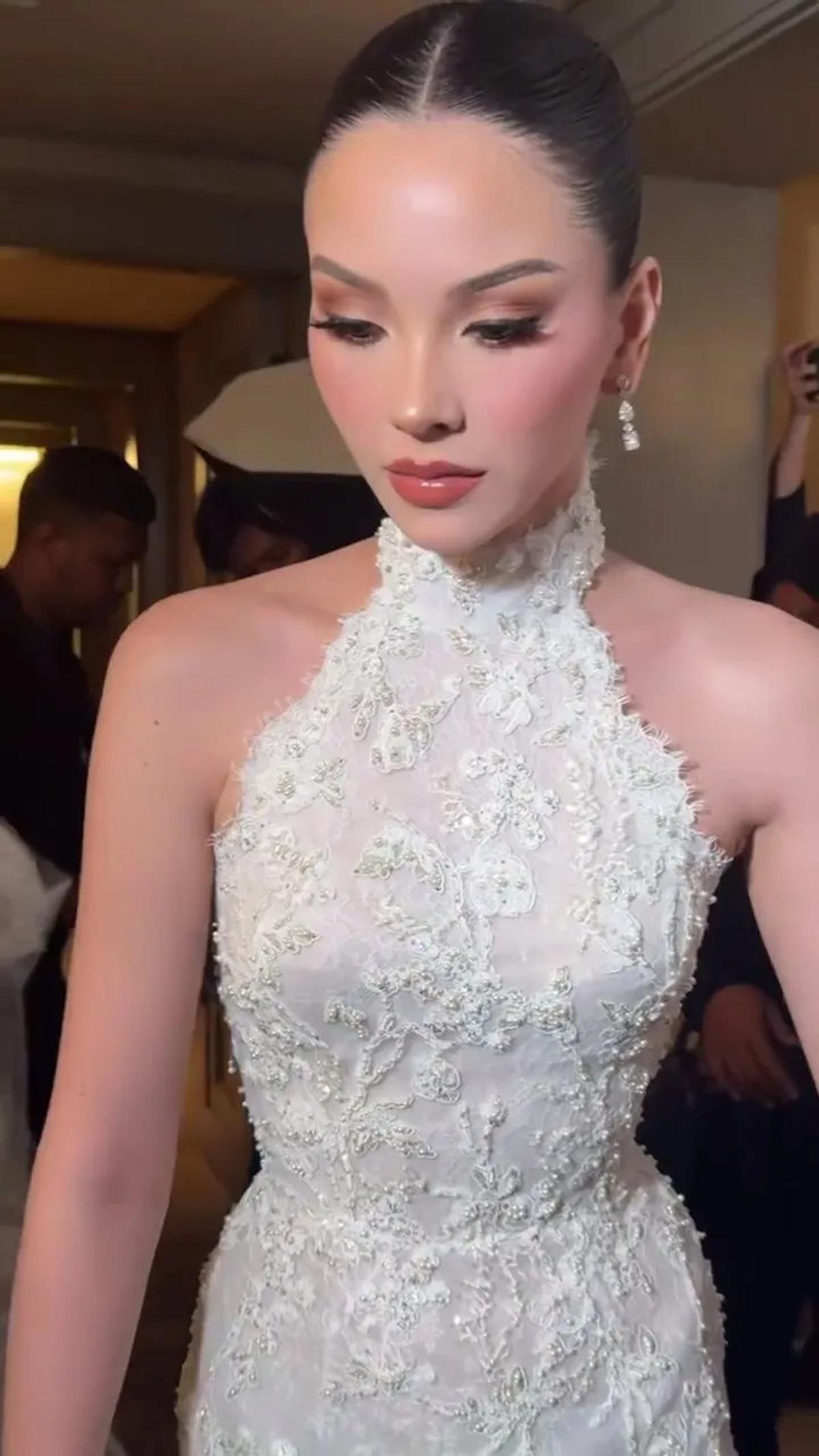 9 Potret Detail Dress Alyssa Daguise di Intimate Dinner Pernikahan dengan Al Ghazali