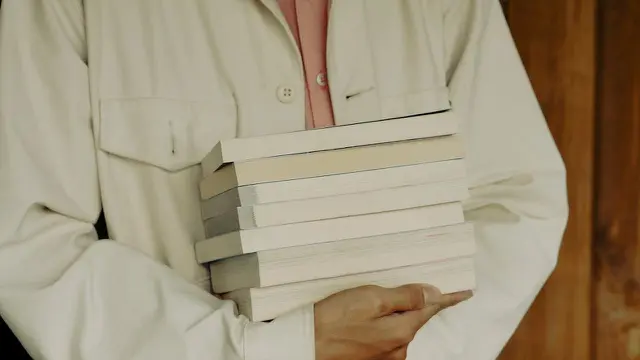 Membawa tumpukan buku (Pexels)