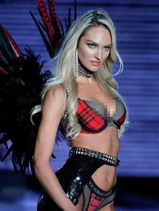 Model Candice Swanepoel berpose di atas catwalk saat memperagakan koleksi lingerie Victoria's Secret di Arena Mercedes-Benz di Shanghai, China, (20/11). (AP Photo / Andy Wong)