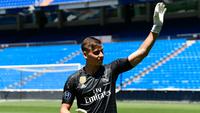 Kiper baru Real Madrid, Andriy Lunin menyapa penonton saat presentasi di Stadion Santiago Bernabeu, Madrid, Spanyol, Senin (23/7). Selain Andriy Lunin, Los Blancos juga memboyong Vinicius Junior dan Alvaro Odriozola. (JAVIER SORIANO/AFP)