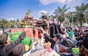 Bupati  Jember Hendy Siswanto membagikan Gunungan berisih buah- buahan hasil bumi kepada warga (Istimewa)