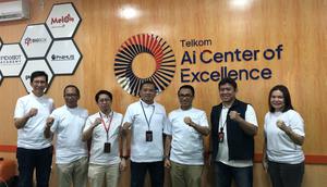 Direktur IT Digital Telkom Faizal Rochmad Djoemadi (ketiga dari kanan) meninjau langsung fasilitas serta berbagai inovasi yang dikembangkan oleh talenta digital lokal di AI Center Makassar. Foto: Telkom