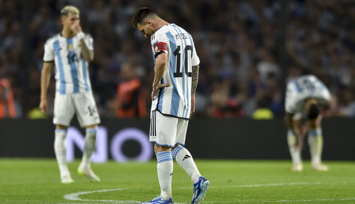Reaksi kecewa kapten Timnas Argentina, Lionel Messi setelah kemasukan gol kedua melalui striker Uruguay, Darwin Nunez pada laga lanjutan Kualifikasi Piala Dunia 2026 Zona Conmebol di La Bombonera Stadium, Buenos Aires, Argentina, Jumat (17/11/2023) pagi WIB. (AP Photo/Gustavo Garello)
