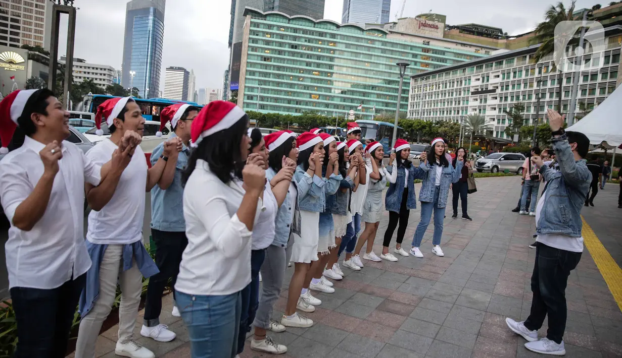 Paduan suara Christmas Carol menghibur pengguna jalan di depan pedestrian Plaza Indonesia, Jakarta, Rabu (18/12/2019). Acara ini berlangsung pada tanggal 18-20 Desember 2019 mulai pukul 17.00-19.00 WIB. (Liputan6.com/Faizal Fanani)
