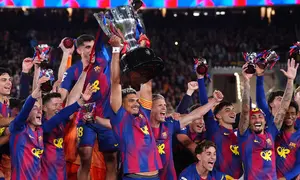 Ronald Araujo dari Barcelona mengangkat trofi setelah mengalahkan Real Madrid dengan skor 2-0 untuk menjuarai Liga Spanyol (La Liga) dengan tiga pertandingan tersisa, di Barcelona, Spanyol, Minggu, 10 Mei 2026. (AP Photo/Joan Mateu Parra)