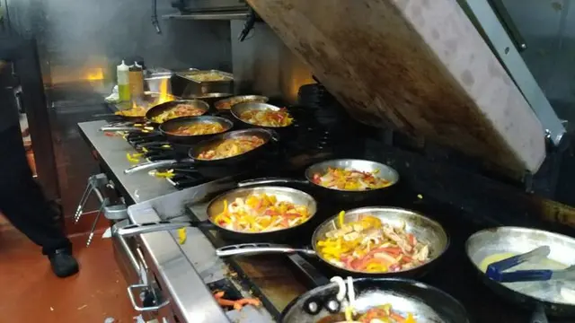 6 Potret Keadaan Tak Terduga di Dapur, Koki Panggang Daging Sambil Tulis Esai6 Potret Keadaan Tak Terduga di Dapur, Koki Panggang Daging Sambil Tulis Esai