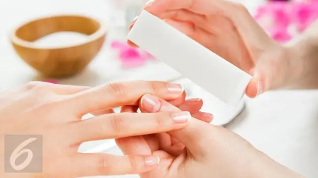 Percantik Kuku Anda dengan Kuku Palsu