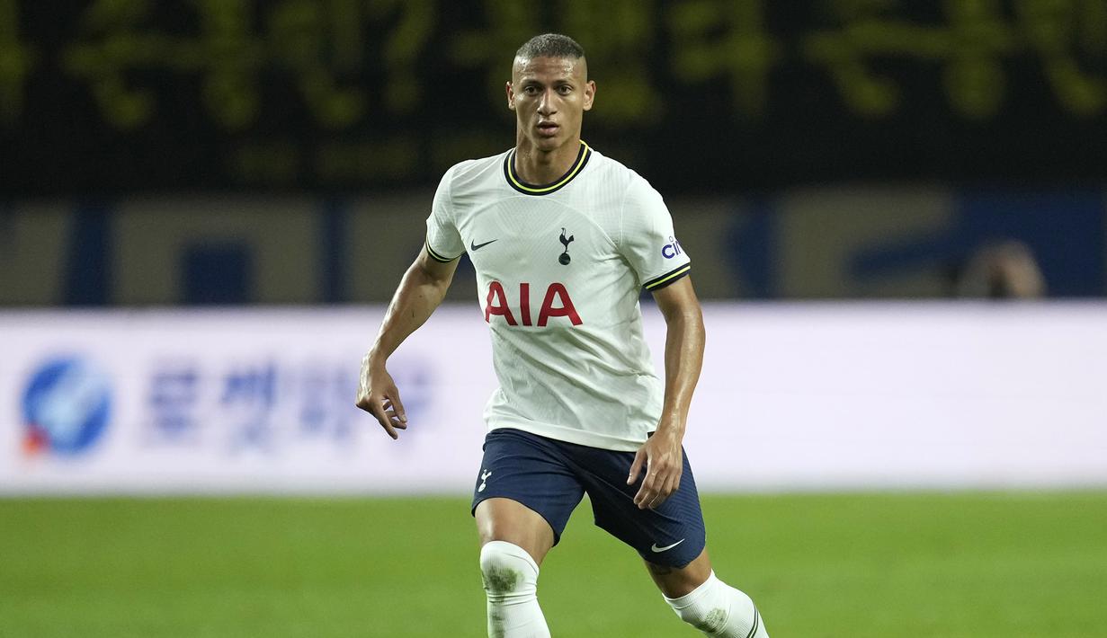 <p>Di laga tersebut juga menjadi debut pemain anyar Tottenham Hotspur, Richarlison. Ia menjadi satu-satunya pemain baru yang diturunkan di laga tersebut. Tiga pemain baru lainnya yakni Fraser Forster, Ivan Perisic, dan Yves Bissouma tak diturunkan, sedangkan Clement Lenglet belum masuk skuat. (AP/Lee Jin-man)</p>