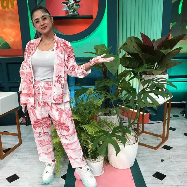 5 Potret Terbaru Dewi Perssik Sembuh dari Covid-19, Sudah Kembali Syuting
