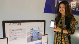 Model menunjukkan layanan internet banking J Trust NET Individual dan mobile banking (mBanking) J Trust Mobile di Jakarta, Rabu (21/8/2019). Layanan internet banking dengan satu user ID memberikan kemudahan transaksi perbankan bagi nasabah secara aman, mudah, dan nyaman. (Liputan6.com/HO/Ady)