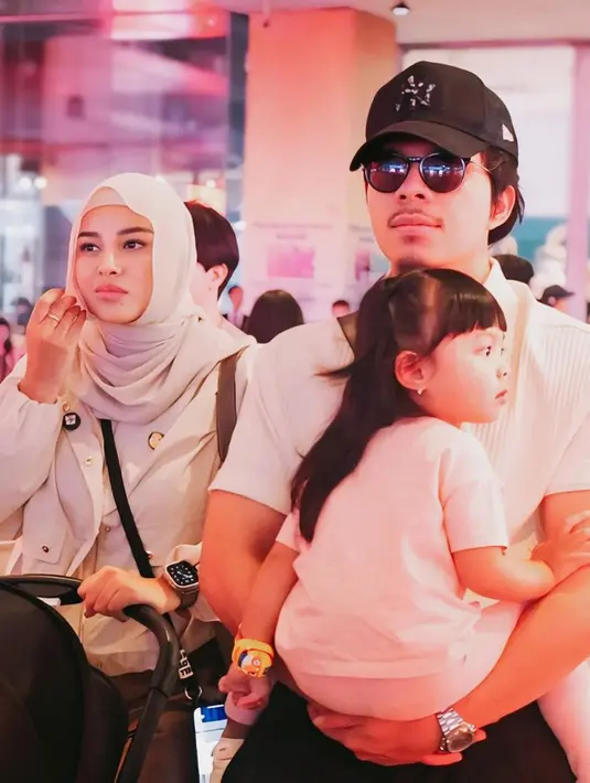 Potret lain memperlihatkan keduanya tampil dengan atasan warna beige senada. [@attahalilintar].