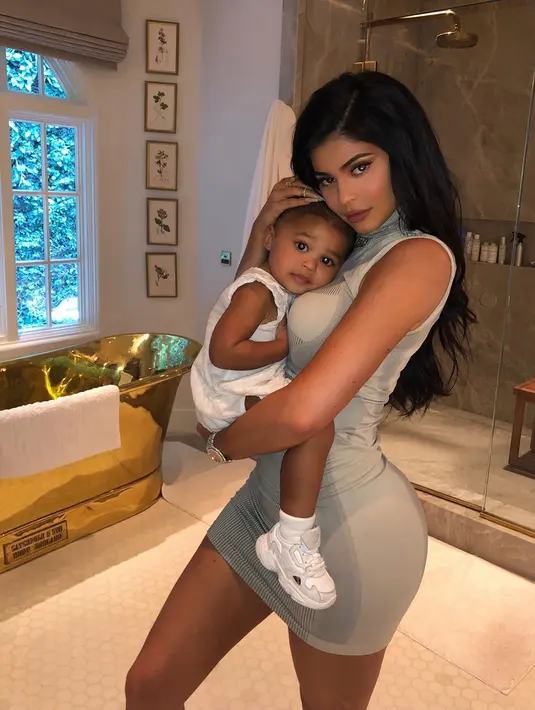 Rumor selalu menghiasi kehidupan pasangan Kylie Jenner dan Travis Scott mulai dari pasangan ini sudah melaksanakan pernikahan hingga hamil anak kedua (Liputan6.com/IG/@kyliejenner).