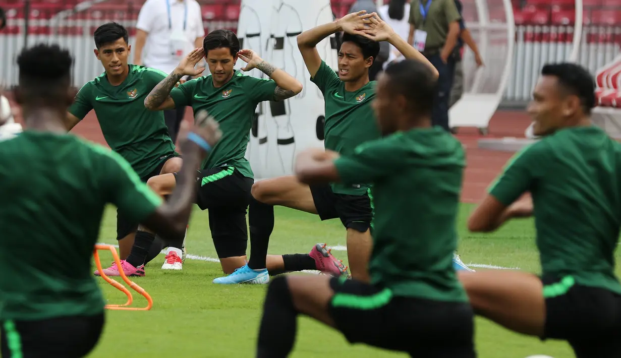 Pemain Timnas Indonesia saat latihan jelang laga kualifikasi Piala Dunia 2022 di SUGBK, Jakarta, Senin (9/9). Indonesia akan berhadapan dengan Thailand. (Bola.com/M Iqbal Ichsan)