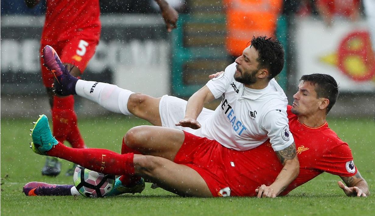Pemain Swansea City, Borja Baston, berebut bola dengan pemain Liverpool, Dejan Lovren, dalam laga Premier League, di Liberty Stadium, Sabtu (1/10/2016). (Reuters/Stefan Wermuth)
