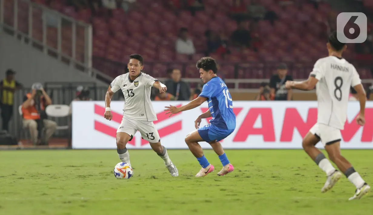 Timnas Indonesia U-23 terus mencoba menekan. (Liputan6.com/Helmi Fithriansyah)