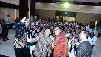Mensesneg Pratikno didampingi sejumlah pejabat berfoto selfi dengan para PNS yang baru dilantiknya, di aula Gedung III Kemensetneg, Jakarta, Selasa (19/2) pagi. (Foto: Rahmat/Humas/Setkab)