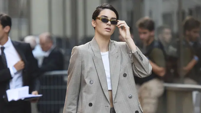 [Bintang] Tidak Terkesan Formal, Supermodel Ini Tunjukkan Cara Padu-padan Blazer yang Lebih Kasual