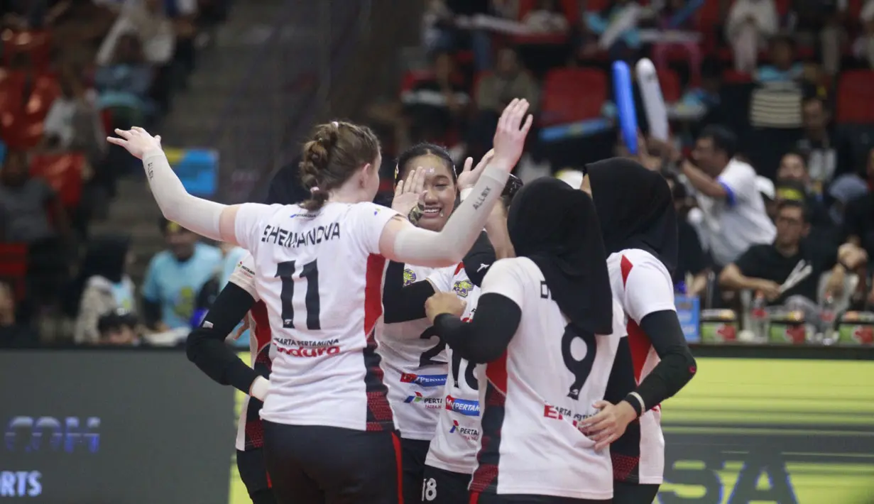 <p>Selebrasi para pemain Jakarta Pertamina Enduro setelah mencetak angka saat menghadapi Jakarta Electric PLN pada laga putaran kedua final four PLN Mobile Proliga 2024 di GOR Jatidiri Semarang, Sabtu (13/7/2024). Jakarta Pertamina Enduro kalah 0-3 (14-25, 27-29, 21-25). (Dok. PBVSI)</p>