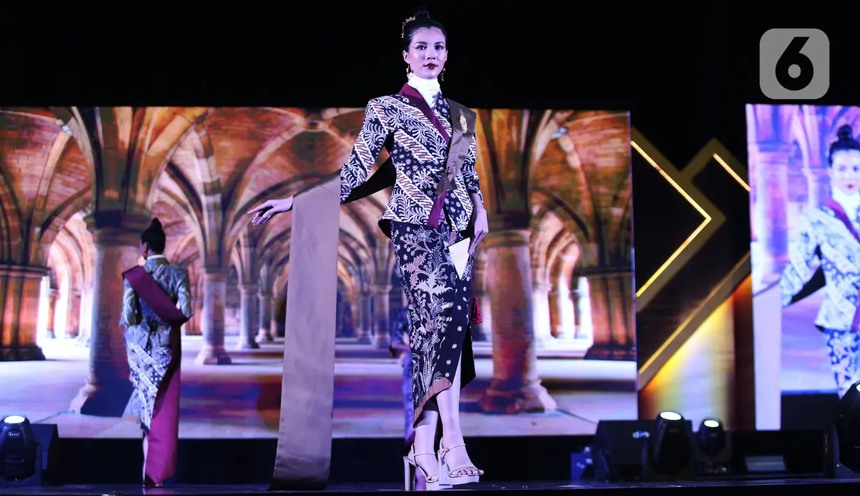 Model membawakan karya Deden Siswanto dalam Selaras Wastra saat  Selaras Wastra saat  Cita & Cipta 2024 Liputan6 x Fimela di Shangrila Hotel, Jakarta, Rabu (31/7/2024). (Liputan6.com/Angga Yuniar)