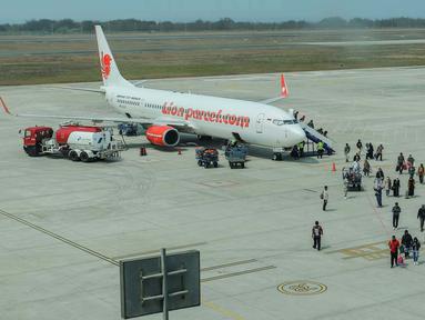 Sejumlah calon penumpang pesawat terbang saat berada di Bandara International Yogyakarta, Jumat (3/11/2023). (Liputan6.com/Angga Yuniar)