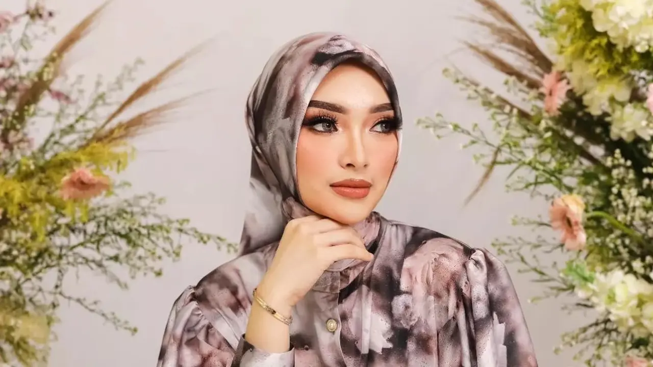 Zaskia Gotik Banting Setir Jualan Baju