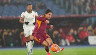 Pemain Roma, Paulo Dybala, melepaskan tembakan dalam pertandingan Serie A melawan AC Milan di Olimpico, Senin (26/1/2026). (AP Photo/Gregorio Borgia)