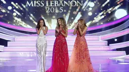 Valerie Abou Chacra (kiri) terharu setelah tahu dia memenangkan Miss Lebanon 2015 di Beirut, Lebanon, Senin (12/10/2015). Mahasiswi cantik berusia 23 tahun itu telah berhasil mengalahkan 13 kontestan lainnya dalam ajang tersebut.  (REUTERS/Mohamed Azakir)