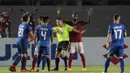 Bek Timnas Indonesia, Yanto Basna, terlibat konflik dengan pemain Filipina pada laga Piala AFF 2016 di Philippine Sports Stadium, Filipina, Selasa (22/11/2016). Kedua tim bermain imbang 2-2. (Bola.com/Nicklas Hanoatubun)