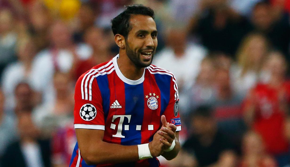 Bek Bayern Muenchen, Mehdi Benatia melakukan selebrasi usai mencetak gol ke gawang Barcelona saat leg kedua semifinal Liga Champions di Allianz Arena, Jerman, Rabu (13/5/2015). Bayern Muenchen menang 3-2 atas Barcelona. (Reuters/Michaela Rehle)