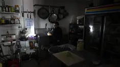 Karyawan Las Palmas Cafe bekerja dengan generator listrik di San Juan, 7 April 2022. Lebih dari satu juta pelanggan di Puerto Rico tetap tanpa listrik setelah kebakaran di pembangkit listrik utama yang menyebabkan pemadaman terbesar sepanjang tahun ini di seluruh wilayah AS. (AP Photo/Carlos Giusti)
