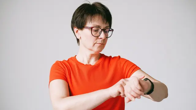 ciri orang yang selalu cek detak jantung di smartwatch
