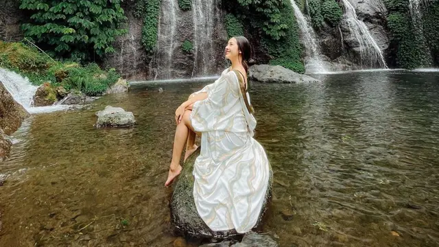FOTO: Gaya Anya Geraldine Saat di Air Terjun Banyumala, Tampil Menawan