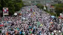 Ribuan peserta aksi damai 2 Desember berjalan kaki sambil berorasi‎ menyusuri Jalan MH Thamrin, Jakarta, Jumat (2/12). Usai melaksanakan salat jumat, massa yang memenuhi dua jalur MH Thamrin itu berjalan kaki menuju Bundaran HI (Liputan6.com/Fery Pradolo)