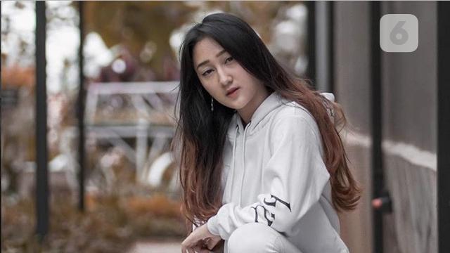 Lagu Goyang Dua Jari Milik Sandrina Mazaya Sudah Ditonton 100 Juta Kali Showbiz Liputan6 Com