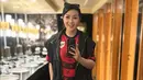 Selalu dukung timnas, Fitri Carlina memilih memadukan jersey hitam merah-nya dengan vest hitam. [@fitricarlina].