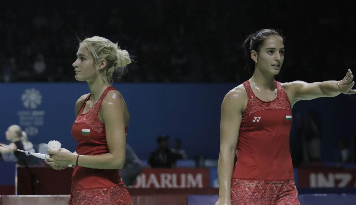 Ganda putri Bulgaria, Stefani Stoeva/Gabriela Stoeva, saat melawan wakil Korsel, Lee So Hee/Shin Seung Chan, pada Indonesia Open di Istora Senayan, Rabu, (4/7/2018). Stoeva bersaudara takluk 21-15 10-21 22-20. (Bola.com/M Iqbal Ichsan)